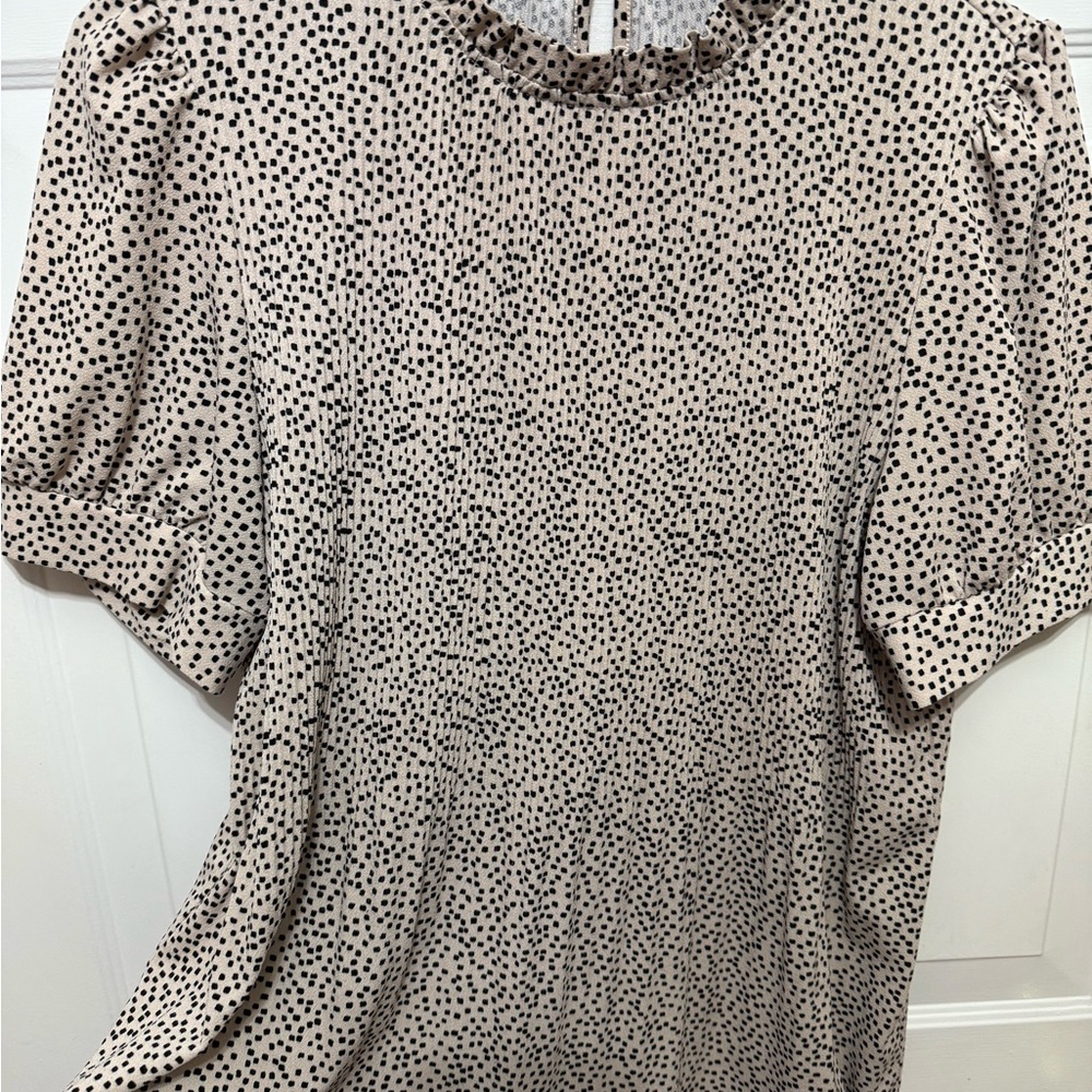 Adrianna Papell Black and Cream Puff Sleeve Blouse. Size Large.